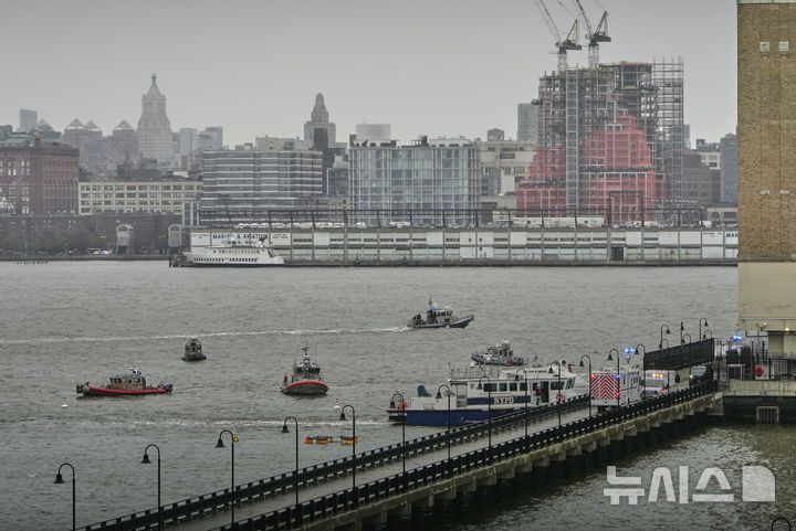 [뉴욕= AP/뉴시스] 4월 10일 오후(현지시간)  뉴욕 허드슨 강의 헬기 추락 현장인 저지 시티 부근 강 위에 뉴욕 주와 뉴저지주 소방 구조선들이 출동하고 있다. 2025.04.11.