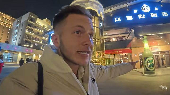 [서울=뉴시스] 대동강 맥주집 앞에 선 해리 재거드. (출처=Harry Jaggard 유튜브)  *재판매 및 DB 금지