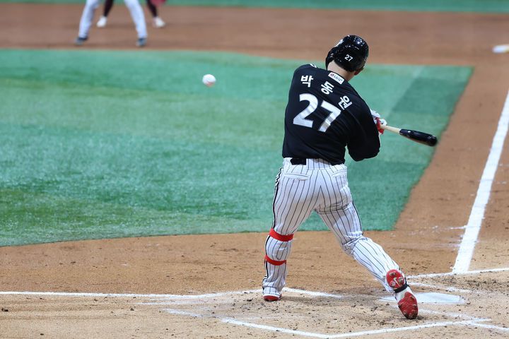 [서울=뉴시스] 프로야구 LG 트윈스 박동원이 지난 8일 서울 고척스카이돔에서 열린 2025 신한 쏠뱅크 KBO리그 키움 히어로즈와의 경기에서 안타를 치고 있다. (사진=LG 트윈스 제공) 2025.04.08. *재판매 및 DB 금지