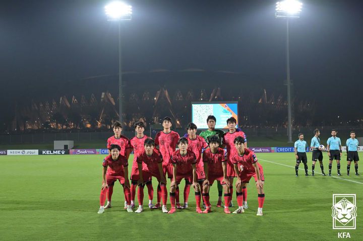 [서울=뉴시스] 10일(현지 시간) 사우디아라비아 킹 압둘라 스포츠시티 스타디움에서 열린 2025 AFC U-17 아시안컵 조별리그 C조 3차전 한국 대 예멘 경기에서 베스트11이 포즈를 취하고 있다. (사진=대한축구협회 제공) 2025.04.11. photo@newsis.com *재판매 및 DB 금지