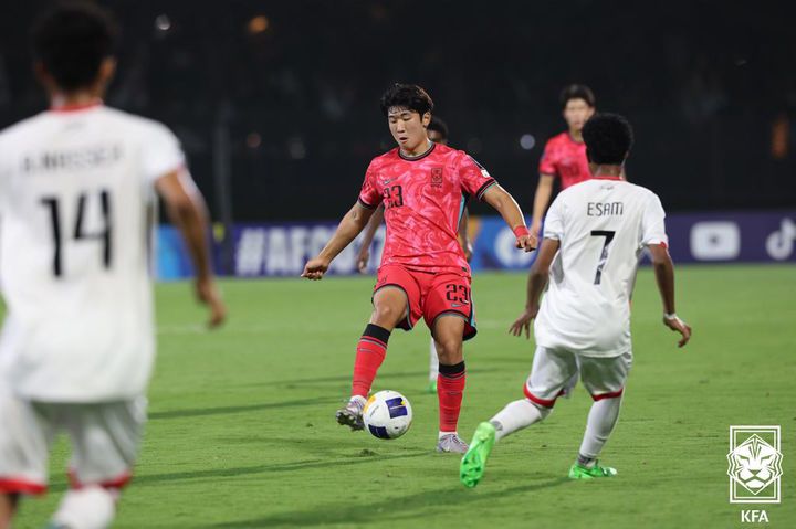 [서울=뉴시스] 10일(현지 시간) 사우디아라비아 킹 압둘라 스포츠시티 스타디움에서 열린 2025 AFC U-17 아시안컵 조별리그 C조 3차전 한국 대 예멘 경기에서 진건영이 드리블을 하고 있다. 한국은 이날 경기에서 예멘을 1-0으로 꺾고 8강에 진출했다. (사진=대한축구협회 제공) 2025.04.11. photo@newsis.com *재판매 및 DB 금지