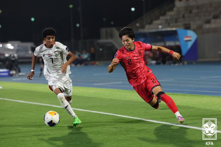 [서울=뉴시스] 10일(현지 시간) 사우디아라비아 킹 압둘라 스포츠시티 스타디움에서 열린 2025 AFC U-17 아시안컵 조별리그 C조 3차전 한국 대 예멘 경기에서 김민찬이 볼다툼을 하고 있다. 한국은 이날 경기에서 예멘을 1-0으로 꺾고 8강에 진출했다. (사진=대한축구협회 제공) 2025.04.11. photo@newsis.com *재판매 및 DB 금지