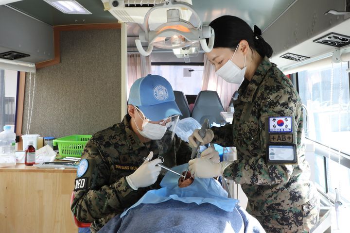 [서울=뉴시스] 중동 레바논에 파병돼 UN의 일원으로 임무를 수행하고 있는 레바논평화유지단 30진(동명부대)이 지난 10일 대민 의료지원 13만 명을 돌파했다. 동명부대 치과군의관 손상현 대위와 치위생부사관 박규선 중사가 이동형 치과버스에서 치료하고 있다. (사진=합참 제공) 2025.04.11. photo@newsis.com *재판매 및 DB 금지