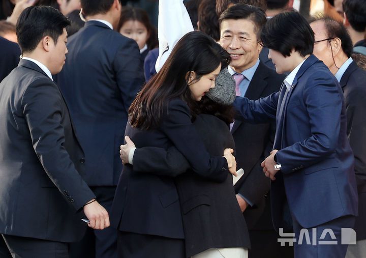 [서울=뉴시스] 최동준 기자 = 윤석열 전 대통령 부인 김건희 여사가 11일 서울 서초구 사저로 들어서며 마중 나온 관계자들과 포옹하고 있다. (공동취재) 2025.04.11. photo@newsis.com