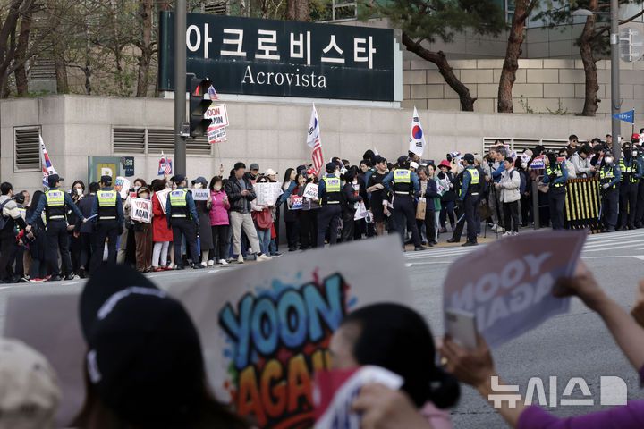 [서울=뉴시스] 최동준 기자 = 윤석열 전 대통령이 사저로 돌아간 11일 서울 서초구 사저 앞에서 지지자들이 윤 전 대통령을 연호하고 있다. 2025.04.11. photocdj@newsis.com