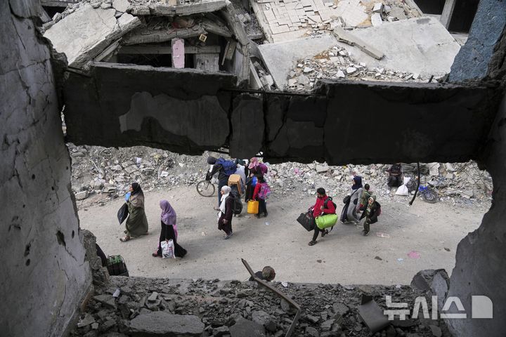 [가자시티=AP/뉴시스] 지난 11일(현지 시간) 이스라엘군(IDF)의 가자지구 동부 대피령에 팔레스타인 난민들이 가자시티 동부에서 서부로 다시 피란하고 하고 있다. 2025.04.22.