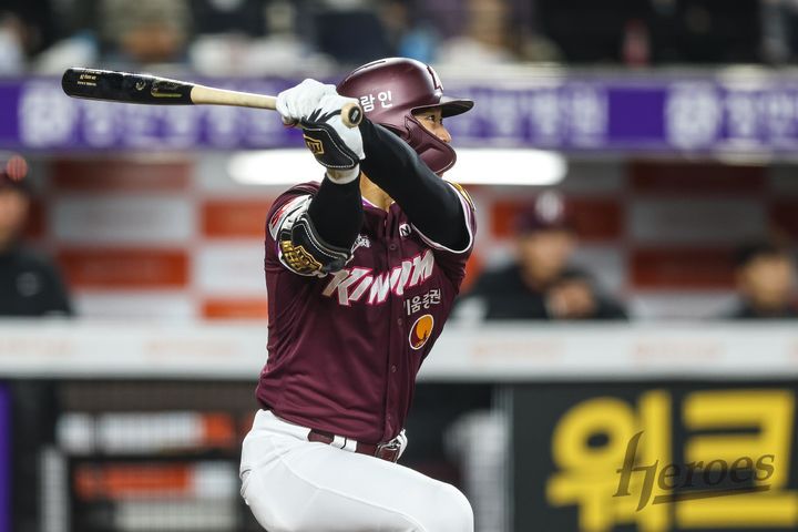 [서울=뉴시스] 프로야구 키움 히어로즈 송성문이 지난 11일 대전 한화생명볼파크에서 열린 2025 신한 쏠뱅크 KBO리그 한화 이글스와의 경기에서 타격을 시도하고 있다. (사진=키움 히어로즈 제공) 2025.04.11. *재판매 및 DB 금지