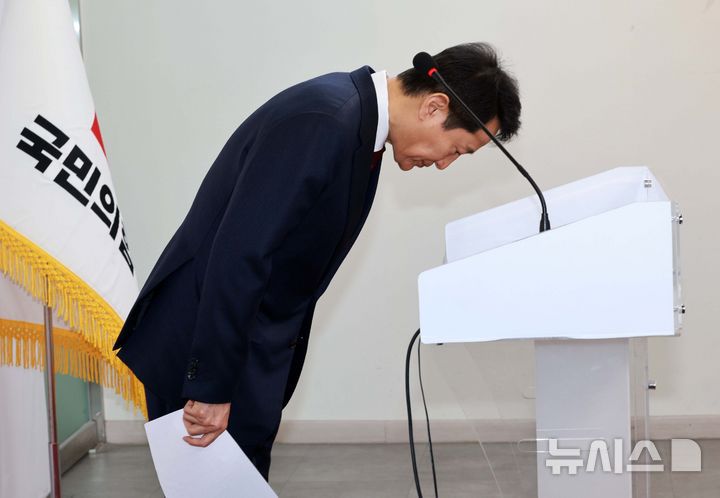 [서울=뉴시스] 고범준 기자 = 오세훈 서울시장이 12일 서울 영등포구 국민의힘 중앙당사에서 제21대 대통령 선거 관련 긴급 기자회견을 하기 전 인사하고 있다. 오 시장은 국민이 진심으로 '보수가 새롭게 태어났다, 기대할 수 있겠다'고 체감할 수 있다면 미약하게나마 제 한 몸 기꺼이 비켜드리고 승리의 길을 열어드려야겠다고 결심했다며 '비정상의 정상화를 위해 마중물 역할을 하겠다'고 밝혔다. 오 시장은 제21대 대통령 선거 불출마를 선언했다. 2025.04.12. bjko@newsis.com