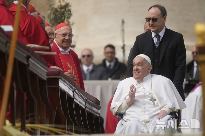 [바티칸=AP/뉴시스] 프란치스코 교황이 13일(현지 시간) 종려주일을 맞아 바티칸 성베드로 광장에 나타나 인사하고 있다. 2025.04.14.