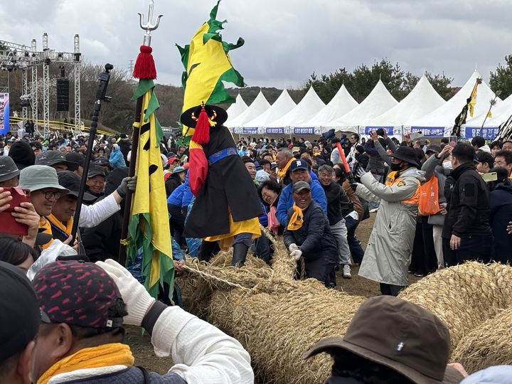 [당진=뉴시스] 김덕진 기자=13일 당진 기지시줄다리기축제 본 행사인 줄다리기가 진행되고 있다. 2025.04.13. spark@newsis.com  *재판매 및 DB 금지