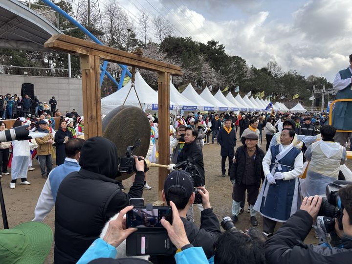 [당진=뉴시스] 김덕진 기자=13일 당진 기지시줄다리기축제장을 찾은 김태흠 충남도지사가 본 행사 시작 징을 울리고 있다. 2025.04.13. spark@newsis.com  *재판매 및 DB 금지