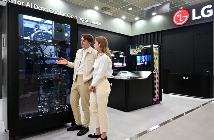 [서울=뉴시스] 조성우 기자 = LG전자가 14일부터 17일까지(현지 시간) 미국 워싱턴 DC에서 열리는 '데이터센터월드(Data Center World) 2025'에 처음 참가한다. 모델이 냉난방공조(HVAC) 기술력을 기반으로 개발한 액체냉각 솔루션(CDU; Coolant Distribution Unit, 냉각수 분배 장치)을 소개하고 있다. (사진=LG전자 제공) 2025.04.13. photo@newsis.com *재판매 및 DB 금지