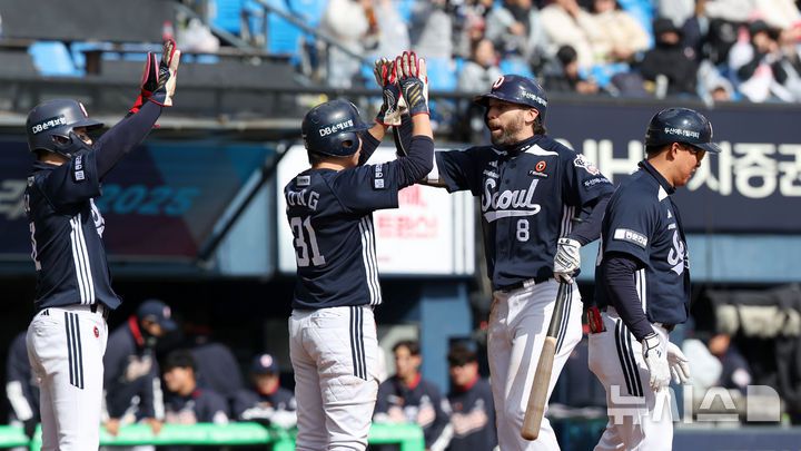 [서울=뉴시스] 김선웅 기자 = 13일 서울 송파구 잠실야구장에서 열린 2025 프로야구 두산 베어스와 LG 트윈스의 경기, 4회초 1사 주자 2,3루 상황, 두산 3번타자 케이브가 좌월 3점 홈런을 때린 뒤 홈인하며 팀 동료들과 하이파이브를 하고 있다. 2025.04.13. mangusta@newsis.com