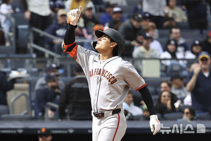 [뉴욕=AP/뉴시스] 샌프란시스코 자이언츠의 이정후가 13일(현지 시간) 미국 뉴욕 양키 스타디움에서 열린 2025 메이저리그(MLB) 뉴욕 양키스와의 경기 6회 초 3점 홈런을 친 뒤 세리머니하고 있다. 이정후는 4회에 이어 연타석 홈런을 기록하며, 3타수 2안타 4타점 2득점 1볼넷의 활약으로 팀의 5-4 승리를 이끌었다. 2025.04.14.