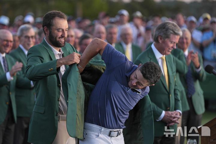 [오거스타=AP/뉴시스] 로리 매킬로이(북아일랜드)가 13일(현지 시간) 미 조지아주 오거스타 내셔널 골프클럽에서 열린 제89회 마스터스 토너먼트에서 우승한 뒤 그린 자켓을 입고 있다. 매킬로이는 최종 합계 11언더파 277타로 저스틴 로즈(영국)와 동타를 이뤄 연장 끝에 정상에 올라 커리어 '그랜드 슬램'을 달성했다. 2025.04.14.