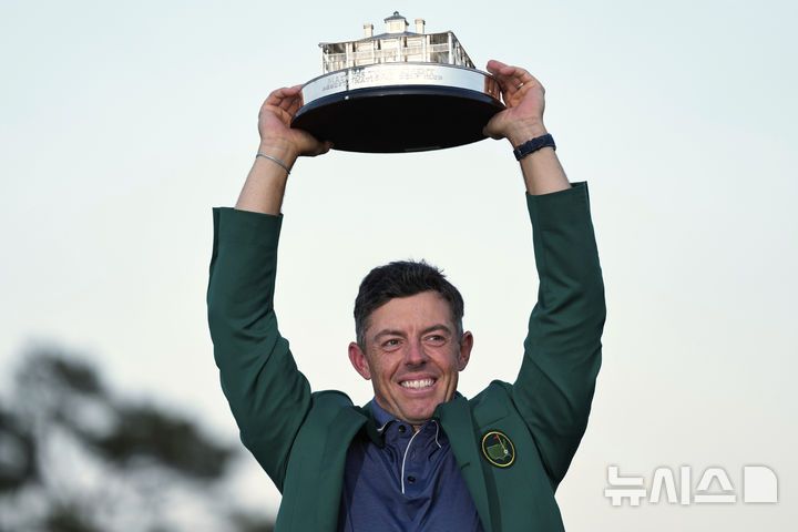 [오거스타=AP/뉴시스] 13일(현지 시간) 미 조지아주 오거스타 내셔널 골프클럽에서 열린 제89회 마스터스 토너먼트에서 우승한 로리 매킬로이(북아일랜드)가 트로피를 들어올리고 있다. 매킬로이는 최종 합계 11언더파 277타로 저스틴 로즈(영국)와 동타를 이뤄 연장 끝에 정상에 올라 커리어 '그랜드 슬램'을 달성했다. 2025.04.14.