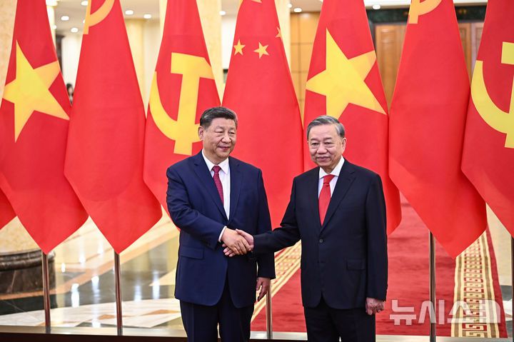 [하노이=AP/뉴시스] 시진핑(왼쪽) 중국 국가 주석과 또 럼 베트남 공산당 서기장이 14일(현지 시간) 베트남 하노이의 당 중앙위원회 청사에서 회담 전 악수하고 있다. 2025.04.16.