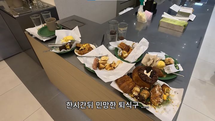 [서울=뉴시스]  뚜레쥬르의 빵 뷔페 '그린 플레이트'의 퇴식구 사진.(사진=유튜브 '독거또랭이' 갈무리) *재판매 및 DB 금지