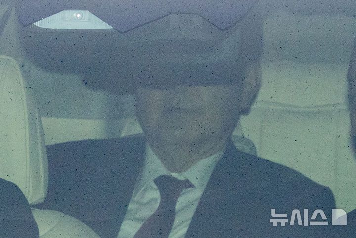 [서울=뉴시스] 김명년 기자 = 윤석열 전 대통령이 14일 오전 서울 서초구 서울중앙지방법원에서 열린 내란 우두머리 혐의 1차 공판에 차량을 타고 출석하고 있다. 2025.04.14. kmn@newsis.com