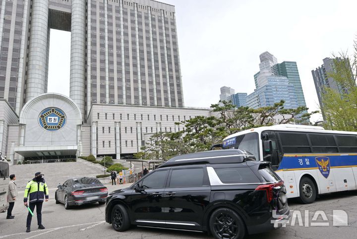 [서울=뉴시스] 사진공동취재단 = 윤석열 전 대통령의 내란 혐의 첫 형사 재판이 열리는 지난 14일 서울 서초구 서울중앙지방법원으로 윤 전 대통령이 탑승한 차량이 들어가고 있다. 2025.04.17. photo@newsis.com
