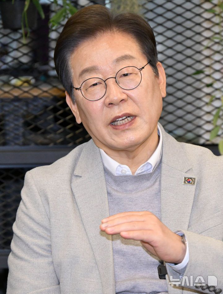 [서울=뉴시스] 국회사진기자단 = 이재명 더불어민주당 대선 예비후보가 14일 서울 강남구 퓨리오사AI에서 열린 간담회에서 발언하고 있다. 2025.04.14. photo@newsis.com