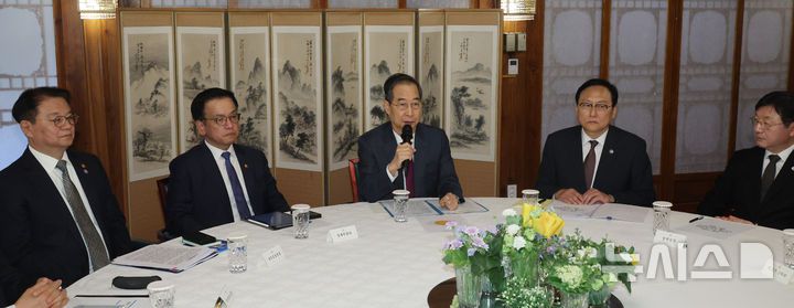 [서울=뉴시스] 조수정 기자 = 한덕수 대통령 권한대행 국무총리가 14일 서울 공관에서 열린 경제안보전략 TF 회의를 주재하고 있다. 왼쪽부터 방기선 국무조정실장, 최상목 경제부총리 겸 기획재정부 장관, 한 대통령 권한대행, 정인교 통상교섭본부장, 성태윤 대통령실 정책실장. (대통령실통신사진기자단) 2025.04.14. chocrystal@newsis.com