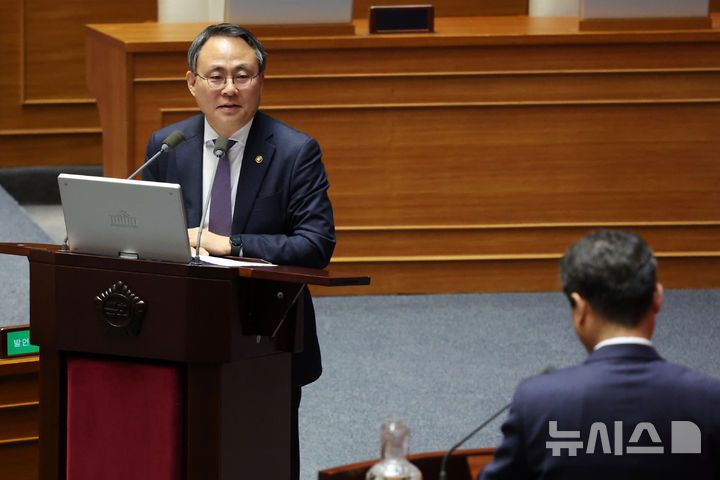 [서울=뉴시스] 조성우 기자 = 고기동 행정안전부 차관이 14일 오후 서울 여의도 국회에서 열린 제424회 국회(임시회) 제2차 본회의 정치·외교·통일·안보 분야 대정부질문에서 질문에 답변하고 있다. 2025.04.14. xconfind@newsis.com