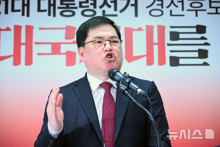 [서울=뉴시스] 권창회 기자 = 홍준표 전 대구시장이 14일 서울 여의도 선거사무실에서 제21대 대통령 선거 출마 선언을 하는 가운데 홍 전 지사를 지지하는 유동규 전 성남도시개발공사 기획본부장이 발언하고 있다. (공동취재) 2025.04.14. photo@newsis.com