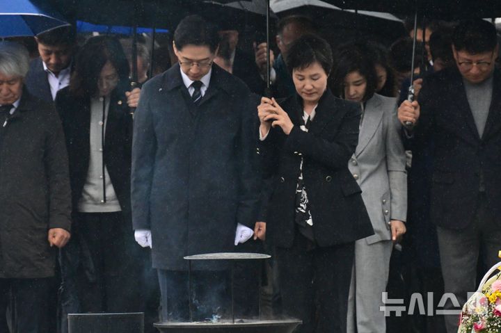 [김해=뉴시스] 차용현 기자 = 14일 오후 더불어민주당 대선경선후보 김경수 전 경남지사가 아내 김정순씨와 함께 경남 김해시 진영읍 봉하마을 故 노무현 전 대통령 묘역을 찾아 참배하고 있다. 2025.04.14.con@newsis.com