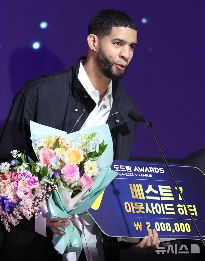 [서울=뉴시스] 추상철 기자 = 지난 14일 오후 서울 서대문구 스위스 그랜드 호텔에서 열린 '2024-2025 V리그 시상식', 남자부 베스트7에 선정된 아웃사이드히터 레오(현대캐피탈)가 소감을 밝히고 있다. 2025.04.14. scchoo@newsis.com