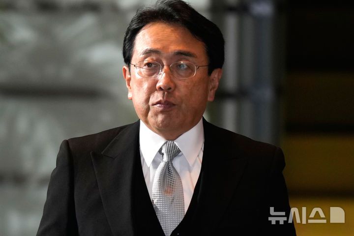 [도쿄=AP/뉴시스]지난해 10월 1일 미국과의 관세 협상을 담당하고 있는 아카자와 료세이 경제재정·재생상이 도쿄 총리 관저에 들어서고 있다. 2025.07.09.