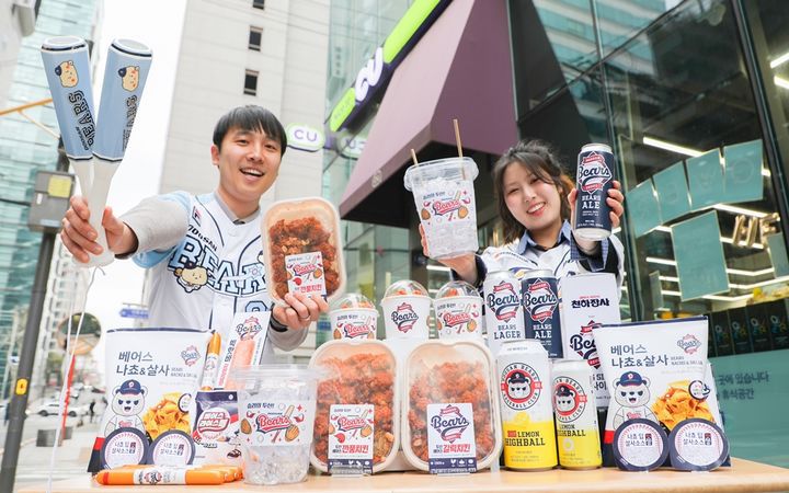 [서울=뉴시스] 편의점 CU가 맥주, 하이볼, 치킨, 핫바, 스낵 등 14종의 두산 베어스 협업 상품을 출시한다고 15일 밝혔다. (사진=BGF리테일 제공) *재판매 및 DB 금지