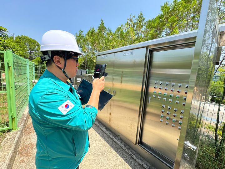 [합천=뉴시스] 경남 합천군은 지난 1일부터 6월13일까지 군민과 함께하는 안전한 합천 조성을 위해 집중안전점검을 실시하고 있다고 15일 밝혔다. (사진=합천군 제공) 2025.04.15. photo@newsis.com *재판매 및 DB 금지