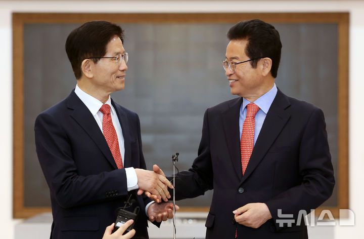 [서울=뉴시스] 홍효식 기자 = 제21대 대통령 선거 출마를 선언한 김문수(왼쪽) 전 고용노동부 장관과 이철우 경북도지사가 15일 오전 서울 마포구 박정희대통령기념관에서 열린 박정희 전 대통령 동상 건립 등 현안 관련 회동에서 손을 잡고 있다. 2025.04.15. yesphoto@newsis.com