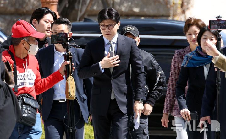 [서울=뉴시스] 조성봉 기자 = 대선 출마를 선언한 한동훈 전 국민의힘 대표가 15일 서울 여의도 국회 소통관에서 정책 비전 발표를 위해 입장하고 있다. 2025.04.15. suncho21@newsis.com