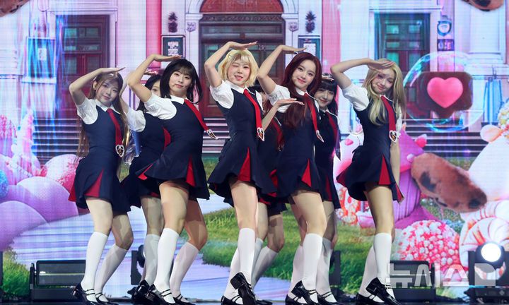 [서울=뉴시스] 김혜진 기자 = 그룹 유니스가 15일 오후 서울 광진구 예스 24 라이브홀에서 열린 두 번째 미니 앨범 '스위시(SWICY)' 발매 기념 쇼케이스에서 무대를 선보이고 있다.타이틀곡 '스위시(SWICY)'는 젠지 세대 나이대에서 자연스럽게 묻어 나오는 매력을 뽐내는 곡이다. 2025.04.15. jini@newsis.com