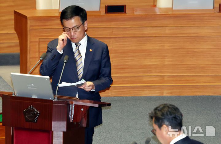 [서울=뉴시스] 조성봉 기자 = 최상목 경제부충리 겸 기획재정부 장관이 15일 서울 여의도 국회에서 열린 제424회 국회(임시회) 제3차 본회의에서 의원의 질의에 답변도중 안경을 고쳐쓰고 있다. 2025.04.15. suncho21@newsis.com