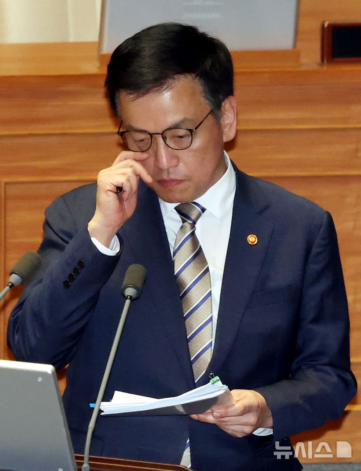 [서울=뉴시스] 조성봉 기자 = 최상목 경제부충리 겸 기획재정부 장관이 15일 서울 여의도 국회에서 열린 제424회 국회(임시회) 제3차 본회의에서 안경을 고쳐쓰고 있다. 2025.04.15. suncho21@newsis.com