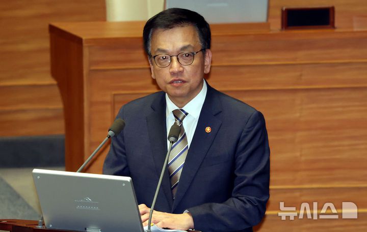 [서울=뉴시스] 조성봉 기자 = 최상목 경제부충리 겸 기획재정부 장관이 15일 서울 여의도 국회에서 열린 제424회 국회(임시회) 제3차 본회의에서 의원의 질의에 답변하고 있다. 2025.04.15. suncho21@newsis.com