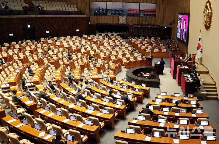 [서울=뉴시스] 조성봉 기자 = 15일 서울 여의도 국회에서 열린 제424회 국회(임시회) 제3차 본회의에서 경제분야에 대한 대정부질문이 진행되고 있는 가운데 의원들의 빈자리가 눈에 띄고 있다. 2025.04.15. suncho21@newsis.com