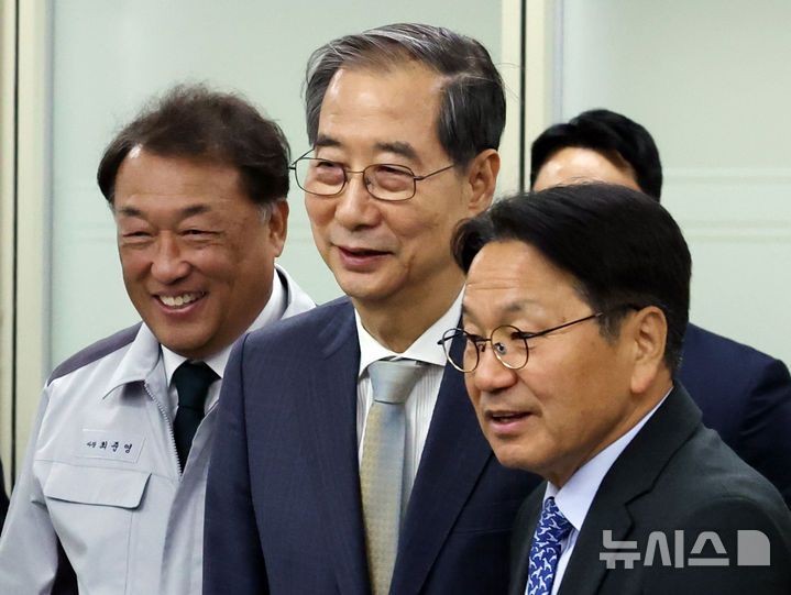 [광주=뉴시스] 조수정 기자 = 한덕수 대통령 권한대행 국무총리가 15일 자동차산업 현장방문차 광주 서구 기아오토랜드 광주공장을 찾아 간담회에 입장하고 있다. 왼쪽부터 최준영 기아 사장, 한 대통령 권한대행, 강기정 광주시장. 2025.04.15. chocrystal@newsis.com