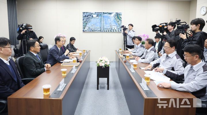 [광주=뉴시스] 조수정 기자 = 한덕수 대통령 권한대행 국무총리가 15일 광주 서구 기아오토랜드 광주공장에서 열린 자동차산업 현장방문 간담회에서 발언하고 있다. 2025.04.15. chocrystal@newsis.com