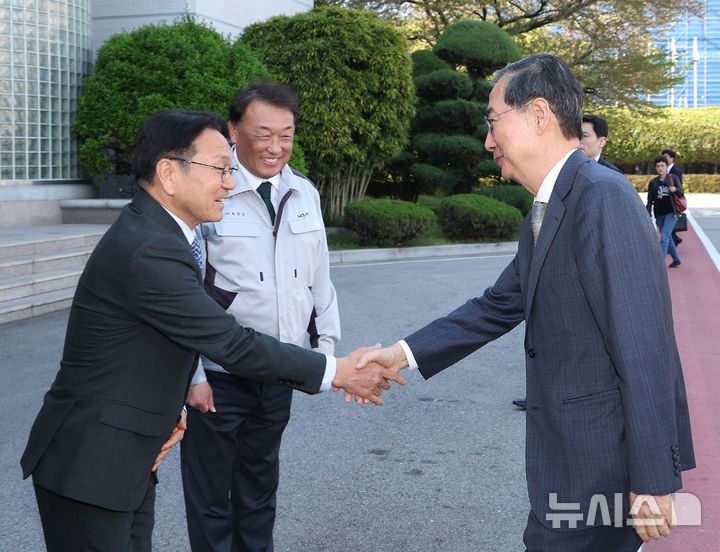 [광주=뉴시스] 조수정 기자 = 한덕수 대통령 권한대행 국무총리가 15일 광주 서구 기아오토랜드 광주공장에서 자동차산업 현장방문을 위해 도착해 강기정 광주광역시장과 인사나누고 있다. 왼쪽 두번째는 최준영 기아 사장. 2025.04.15. chocrystal@newsis.com