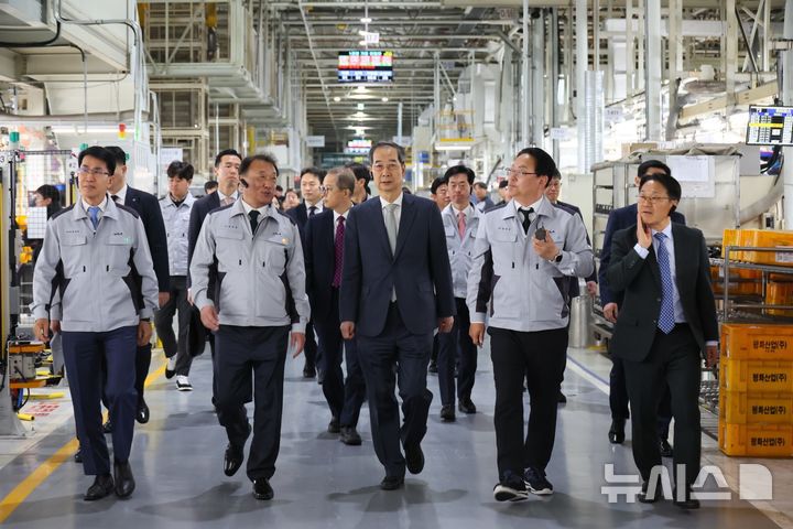 [광주=뉴시스] 조수정 기자 = 한덕수 대통령 권한대행 국무총리가 15일 광주 서구 기아오토랜드 광주공장에서 자동차산업 현장 시찰을 하고 있다. 왼쪽부터 김동욱 현대차·기아 부사장, 최준영 기아 사장, 한 권한대행, 문재웅 기아 광주공장장, 강기정 광주광역시장. (사진=국무총리실 제공) 2025.04.15. chocrystal@newsis.com
