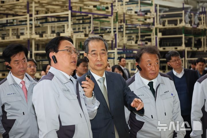 [광주=뉴시스] 조수정 기자 = 한덕수 대통령 권한대행 국무총리가 15일 광주 서구 기아오토랜드 광주공장에서 자동차산업 현장 시찰을 하고 있다. 앞 오른쪽은 최준영 기아 사장, 앞 왼쪽은 문재웅 기아 광주공장장(전무), 왼쪽 뒤는 이항수 현대차·기아 부사장. (사진=국무총리실 제공) 2025.04.15. chocrystal@newsis.com