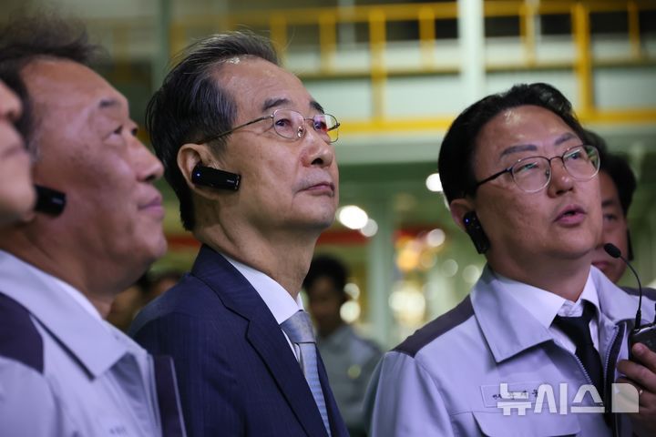 [광주=뉴시스] 조수정 기자 = 한덕수 대통령 권한대행 국무총리가 15일 광주 서구 기아오토랜드 광주공장에서 자동차산업 현장 시찰을 하고 있다. 왼쪽부터 최준영 기아 사장, 한 권한대행, 문재웅 기아 광주공장장. (사진=국무총리실 제공) 2025.04.15. chocrystal@newsis.com