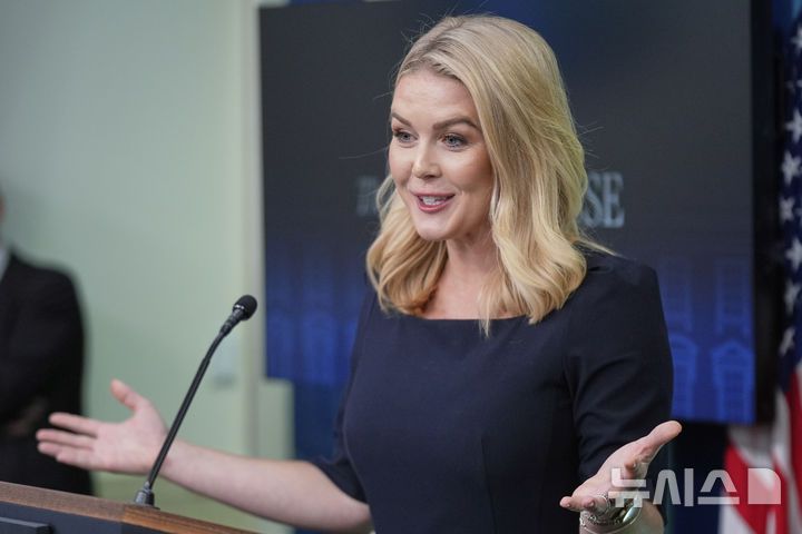 [워싱턴=AP/뉴시스] 캐럴라인 레빗 미국 백악관 대변인이 15일(현지 시간) 정례브리핑을 하고 있다. 2025.04.16.