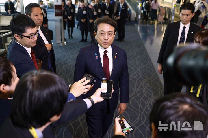 [도쿄=AP/뉴시스] 일본 무역 협상단을 이끄는 아카자와 료세이 경제재생상이 지난달 16일 도쿄 하네다 국제공항에서 출국길 만난 취재진과 기자회견 하고 있다. 2025.05.19.