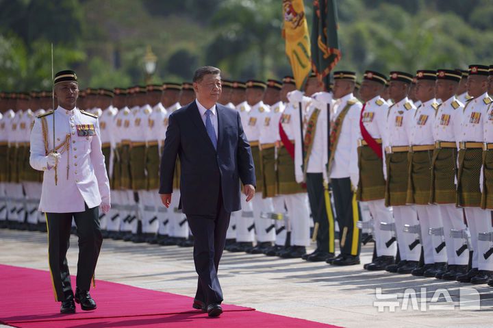 [쿠알라룸푸르=AP/뉴시스] 시진핑 중국 국가주석이 16일(현지 시간) 말레이시아 쿠알라룸푸르 국립궁전에서 열린 공식 환영식에 참석해 말레이시아 의장대를 사열하고 있다. 말레이시아는 올해 아세안(ASEAN·동남아시아국가연합) 의장국이기도 하다. 2025.04.16.
