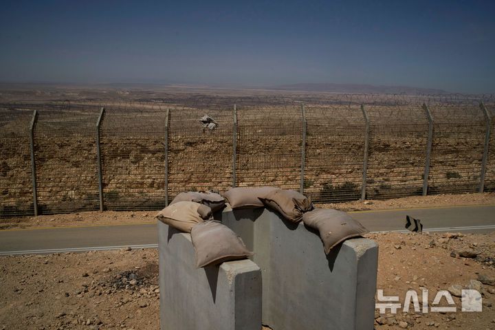[이스라엘=AP/뉴시스] 지난 4월 16일 도로 인근 이집트 국경 가까이에 이스라엘군 초소가 보인다. 2025.09.13.